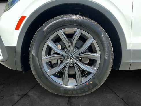 Used 2022 Volkswagen Tiguan SE w/ Panoramic Sunroof Package AWD/4WD image 15