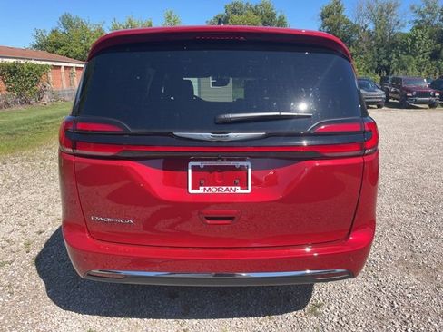 New 2026 Chrysler Pacifica Select image 5