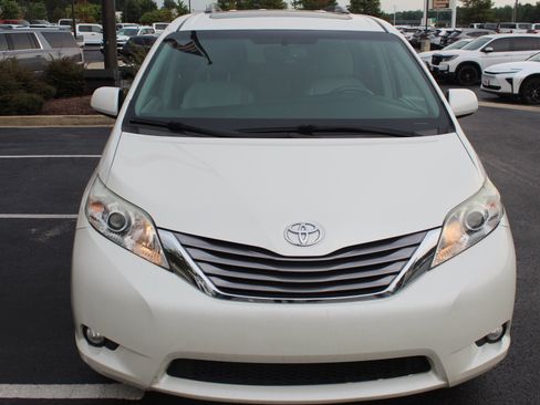 Used 2017 Toyota Sienna XLE w/ XLE Navigation Package FWD image 3
