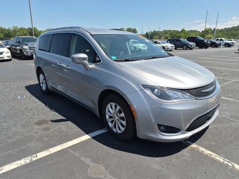 Used 2018 Chrysler Pacifica Touring-L Plus w/ Advanced Safetytec Group FWD image 4