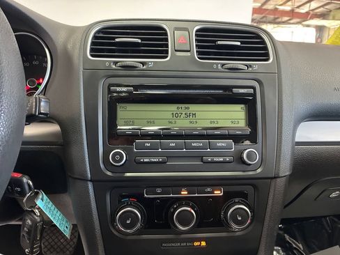 Used 2011 Volkswagen Golf 4-Door FWD image 13