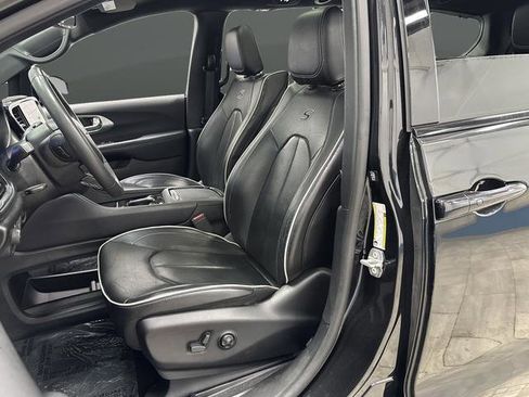 Used 2023 Chrysler Pacifica Limited w/ Uconnect Theater Family Group image 4