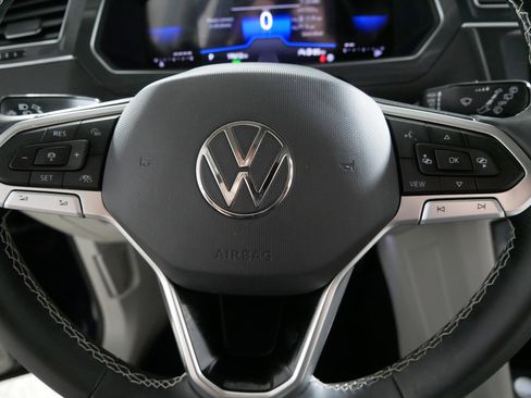 Used 2023 Volkswagen Tiguan SE w/ Panoramic Sunroof Package image 25