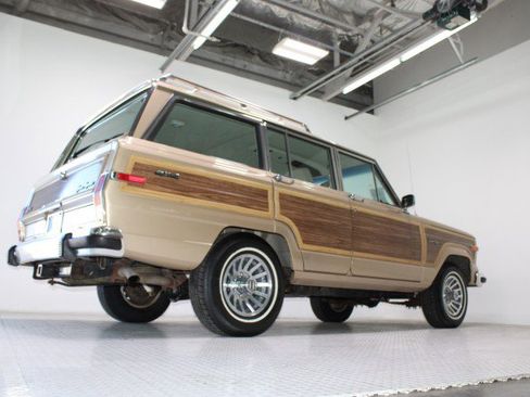 Used 1989 Jeep Grand Wagoneer image 13