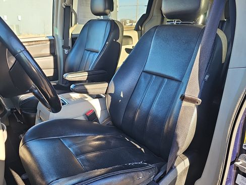 Used 2013 Chrysler Town & Country Touring image 21