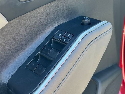 Used 2022 Toyota Highlander XLE FWD image 24