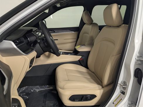 Used 2025 Jeep Grand Cherokee Limited image 12