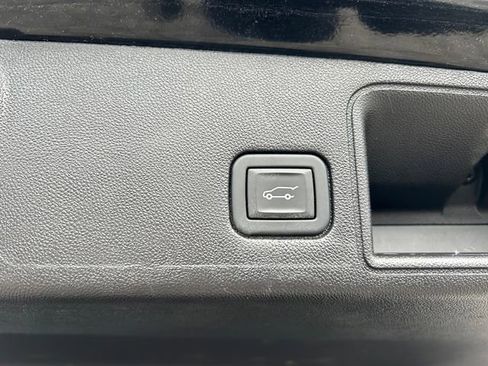 Used 2024 GMC Terrain SLT image 18