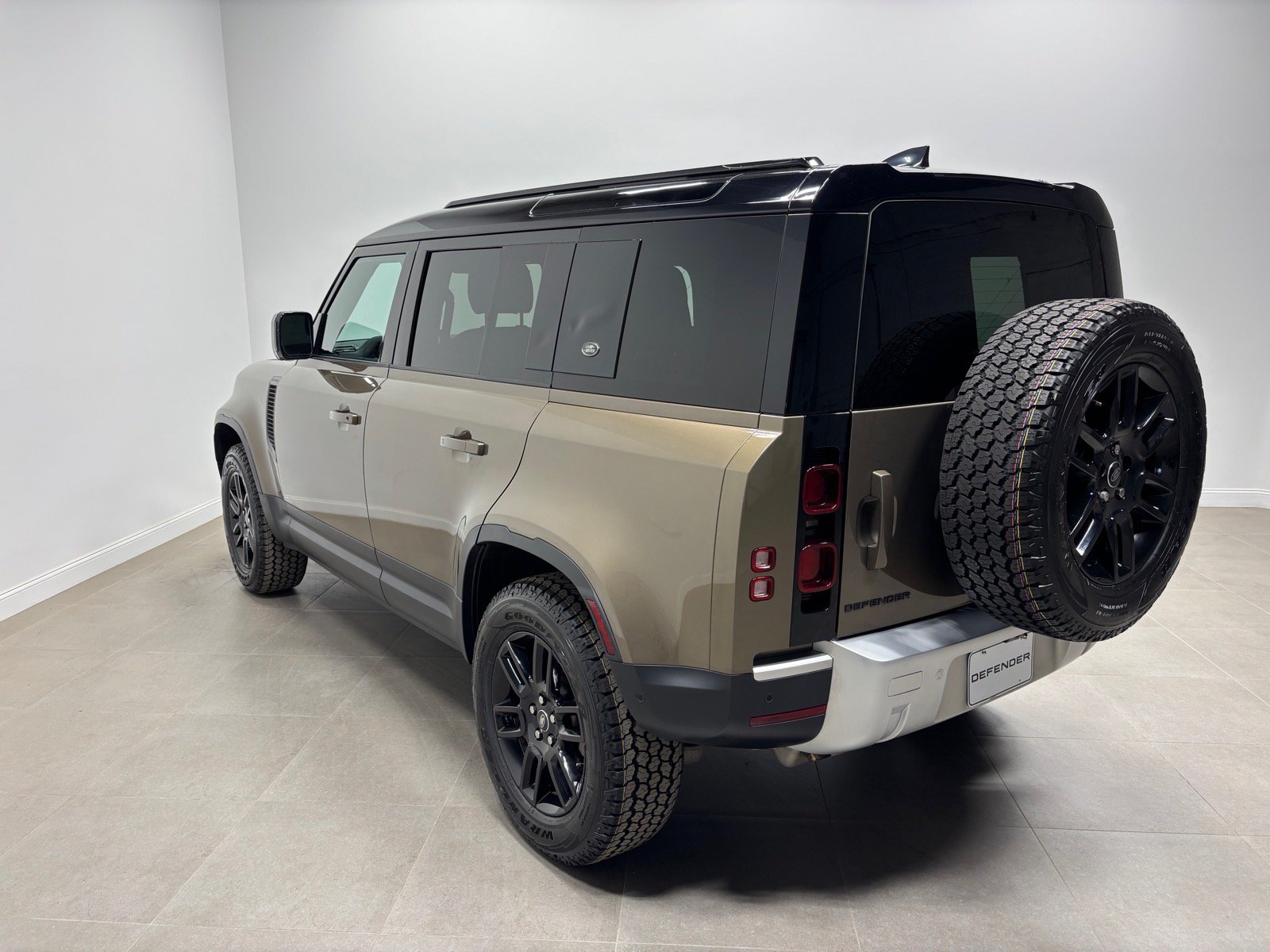 Used 2023 Land Rover Defender 110 S AWD/4WD image 10