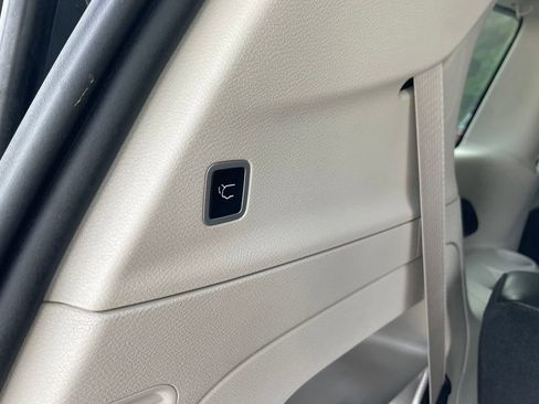 Used 2023 Chrysler Pacifica Touring-L AWD/4WD image 9