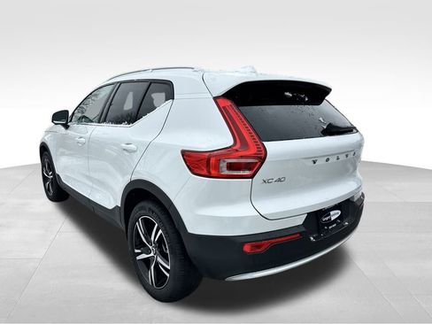 Used 2025 Volvo XC40 B5 Core image 9