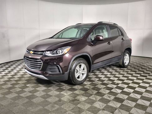 Used 2022 Chevrolet Trax LT w/ LT Convenience Package image 4