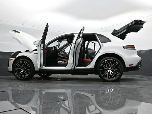 Used 2025 Porsche Macan AWD/4WD image 33