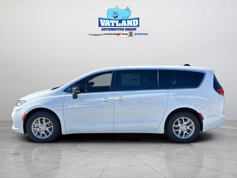 New 2026 Chrysler Pacifica Select image 2