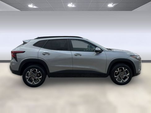Used 2025 Chevrolet Trax LT FWD image 8