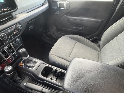 Used 2025 Jeep Wrangler Willys AWD/4WD image 29