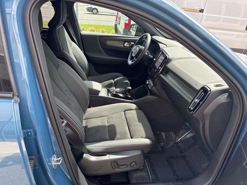 Certified 2025 Volvo XC40 B5 Plus AWD/4WD image 15