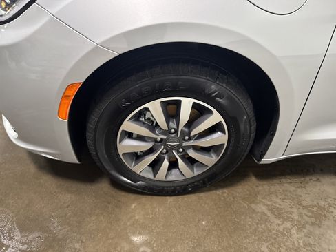 Used 2024 Chrysler Pacifica Select image 9