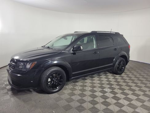 Used 2020 Dodge Journey SE w/ SE Popular Equipment Group FWD image 2