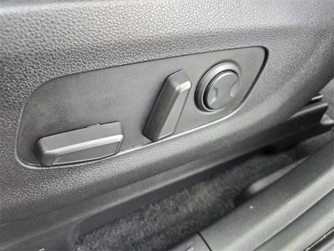 Used 2023 Kia Carnival LX image 27