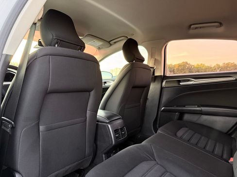 Used 2019 Ford Fusion SE FWD image 14