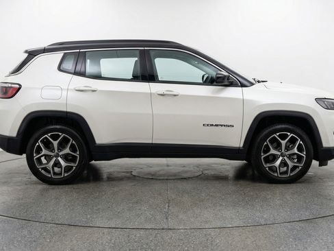 Used 2025 Jeep Compass Limited image 11