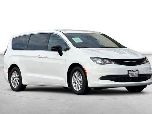 Used 2025 Chrysler Voyager LX image 8
