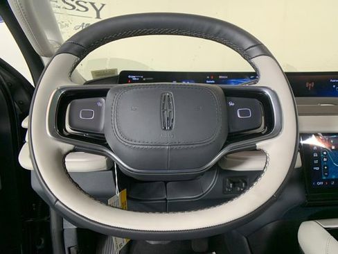 New 2025 Lincoln Navigator Reserve image 32