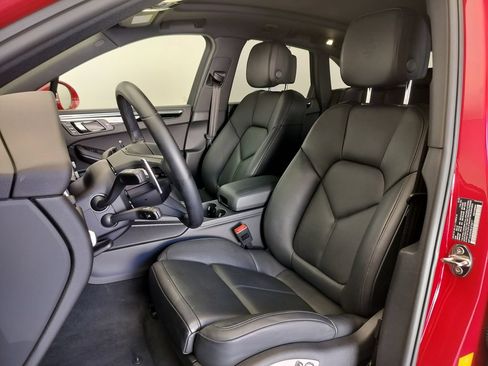 Certified 2025 Porsche Macan AWD/4WD image 5