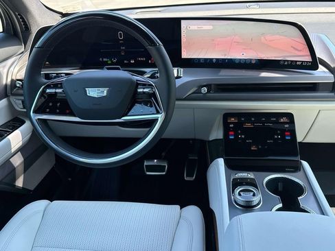 New 2026 Cadillac Vistiq Sport w/ LPO, Floor Liner Package image 9