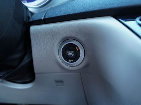 Used 2023 Chrysler Pacifica Touring-L image 10