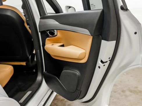 Used 2017 Volvo XC90 T6 Momentum w/ Vision Package image 37