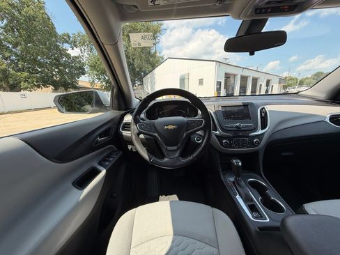 Used 2019 Chevrolet Equinox LT FWD image 2