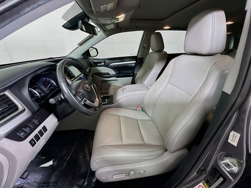 Used 2019 Toyota Highlander XLE image 12