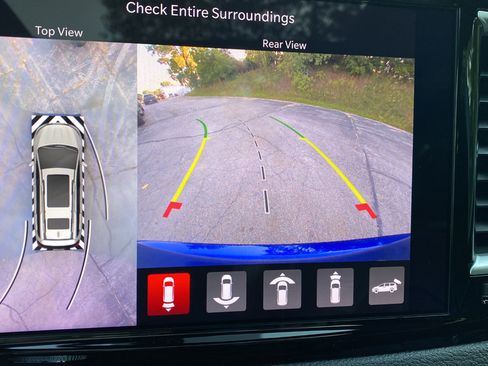 Used 2021 Chrysler Pacifica Touring-L w/ Uconnect Theater Family Group AWD/4WD image 14