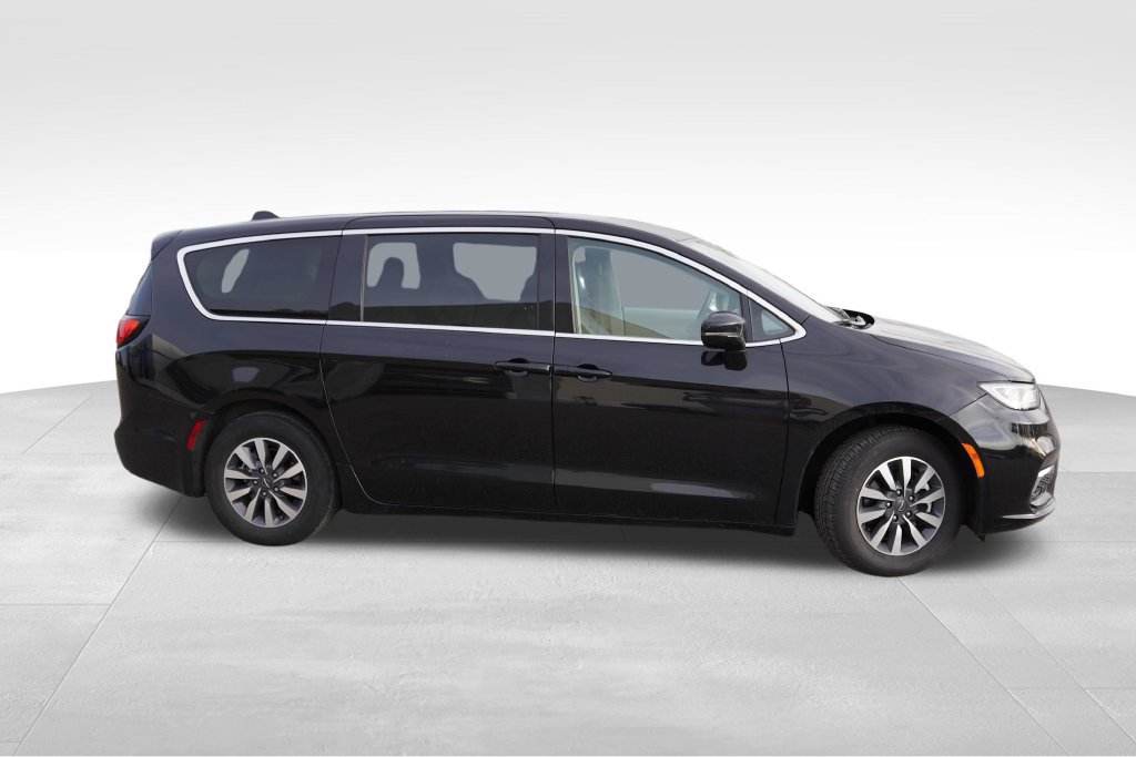 Certified 2024 Chrysler Pacifica Limited FWD image 2