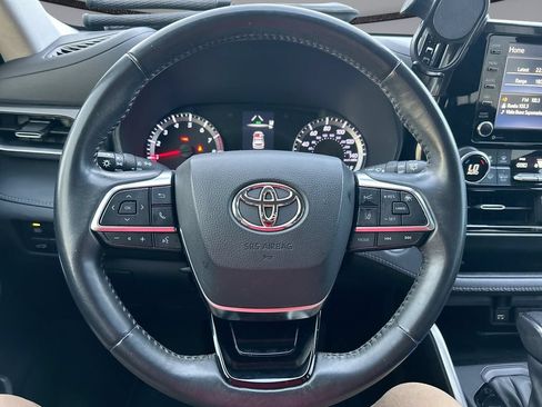 Used 2021 Toyota Highlander LE FWD image 15