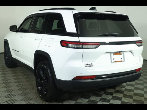 Used 2023 Jeep Grand Cherokee Altitude image 6