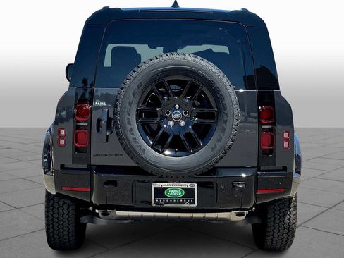 New 2025 Land Rover Defender 90 X-Dynamic SE image 4