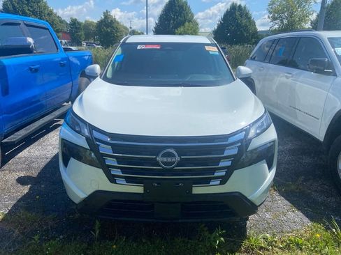 Used 2025 Nissan Rogue SV AWD/4WD image 2