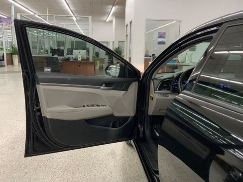 Used 2018 Hyundai Elantra SE FWD image 25