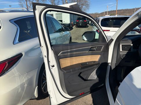 Used 2020 Volkswagen Atlas Cross Sport SEL image 16