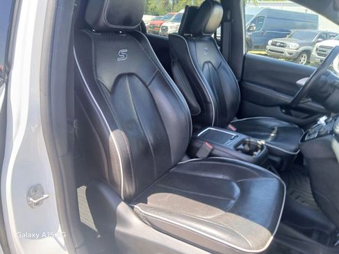 Used 2019 Chrysler Pacifica Limited w/ Advanced Safetytec Group FWD image 18