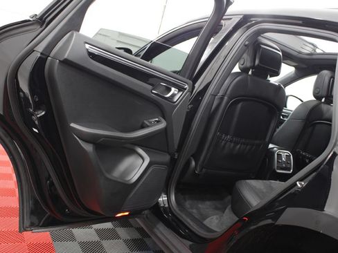 Used 2018 Porsche Macan AWD/4WD image 12