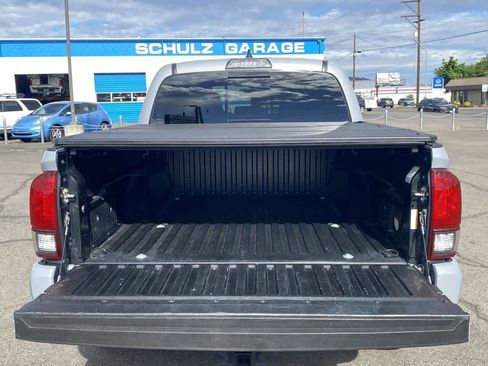 Used 2018 Toyota Tacoma TRD Sport AWD/4WD image 22