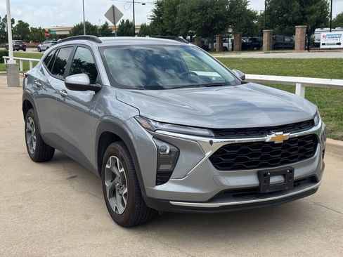 Certified 2025 Chevrolet Trax LT FWD image 1