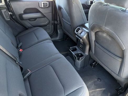 Used 2019 Jeep Wrangler Unlimited Sahara image 16