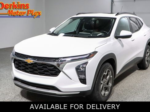 Used 2024 Chevrolet Trax LT w/ Sunroof Package FWD image 1