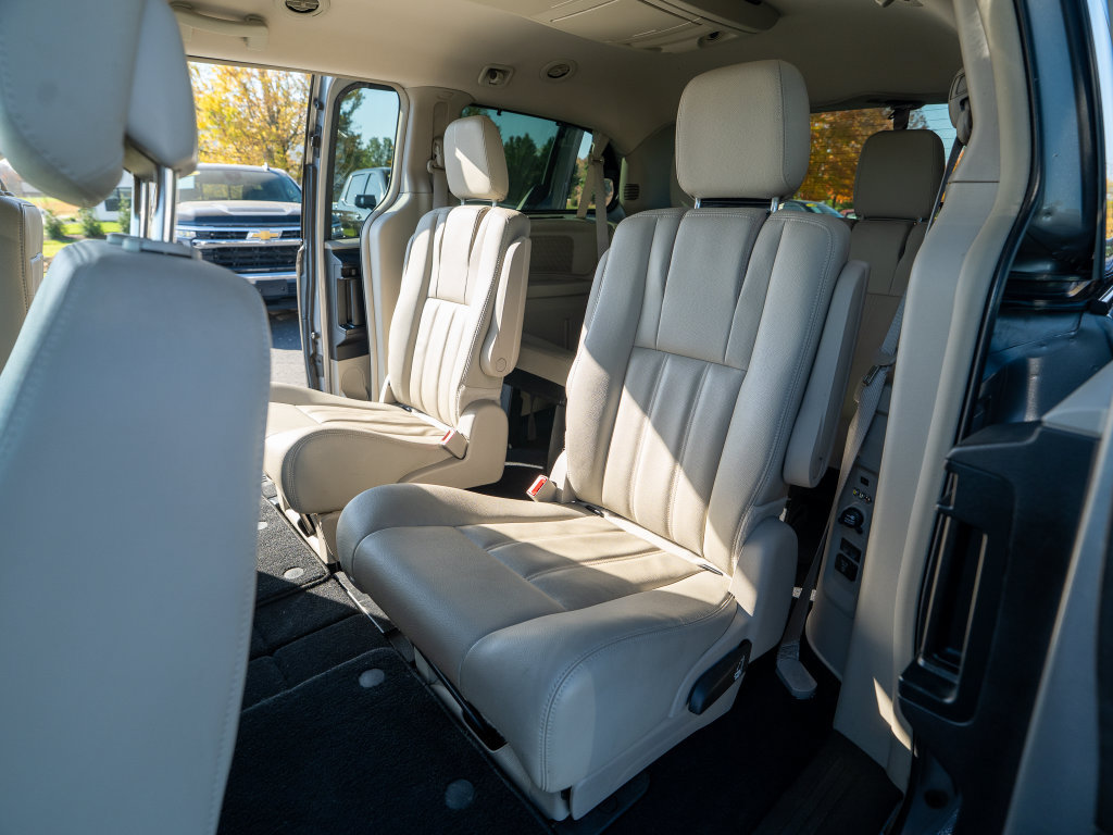 Used 2016 Chrysler Town & Country Touring w/ Driver Convenience Group FWD image 18
