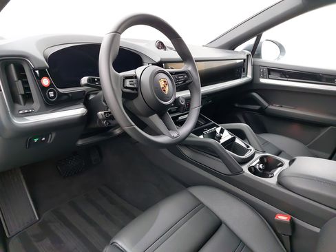 Certified 2025 Porsche Cayenne Coupe image 18